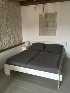 アイヒシュテットにあるZu Gast im Jurahausの石壁のベッドルーム1室