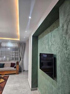 TV a/nebo společenská místnost v ubytování Maison Indépendante Récente et Climatisée à Kelibia - Quartier Bousten 8min de la plage