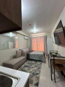 a small room with a bed and a couch at Saekyung village 1 in Agus