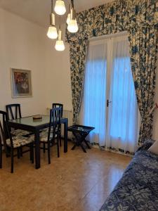 a living room with a table and chairs and a bed at Angolo Verde in Santa Margherita Ligure