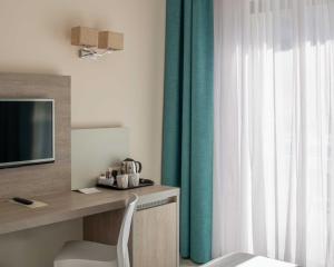 Riviera Spa Resort - Adults Only的电视和/或娱乐中心