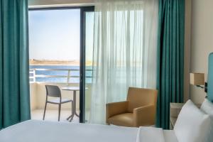 梅利哈Riviera Spa Resort - Adults Only的一间带床且可欣赏海景的酒店房间