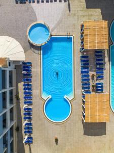 Riviera Spa Resort - Adults Only内部或周边的泳池