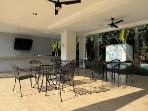 TV a/nebo společenská místnost v ubytování Casa Puerto Paraíso