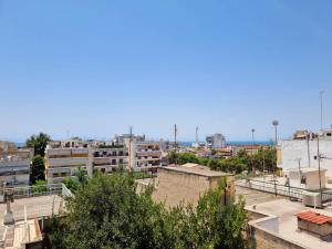 ein Blick auf die Stadt vom Dach eines Gebäudes in der Unterkunft 53 Central Luxury Apartment Kalamaria Thessaloniki in Thessaloniki