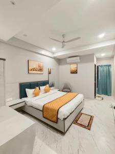 Postel nebo postele na pokoji v ubytování Hotel Yogesh Nisarga, Chhatrapati Sambhajinagar