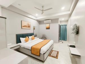 AurangabadHotel Yogesh Nisarga, Chhatrapati Sambhajinagar的一间有床和窗户的酒店房间