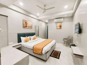 AurangabadHotel Yogesh Nisarga, Chhatrapati Sambhajinagar的一间带床和电视的酒店房间