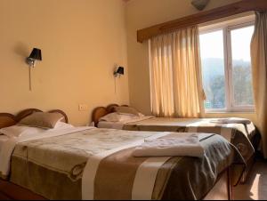 Uma cama ou camas num quarto em Green Tara Hotel