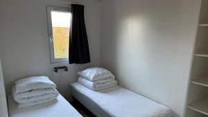Postel nebo postele na pokoji v ubytování Fjordlyst Camping & Cottages