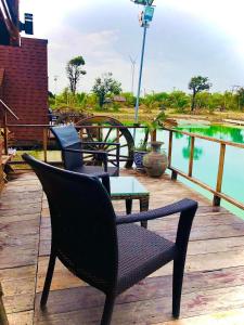 Swimmingpoolen hos eller tæt på เรินเรา ริมเล รีสอร์ท