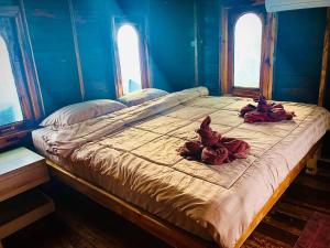 En eller flere senge i et værelse på เรินเรา ริมเล รีสอร์ท