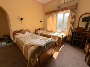 Uma cama ou camas num quarto em Green Tara Hotel