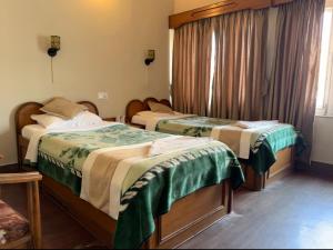 Uma cama ou camas num quarto em Green Tara Hotel