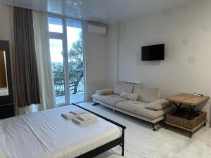 Postel nebo postele na pokoji v ubytování KOBULETi RESIDENCe + 19 fotografií