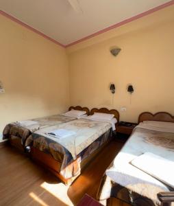 Uma cama ou camas num quarto em Green Tara Hotel
