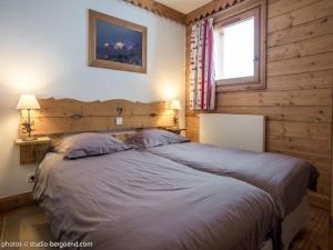 En eller flere senge i et værelse på Appartement 4 pièces avec balcon, piscine et vue pistes, pour 6 pers. à Arc 1800 - FR-1-352-38 + 4 billeder