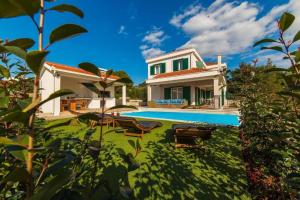 プリモシュテンにあるLuxury Villa Eastの庭にスイミングプールがある家