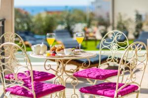 プリモシュテンにあるLuxury Villa Eastのテーブル(一皿の料理とワイン2杯付)