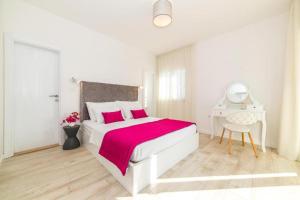 プリモシュテンにあるLuxury Villa Eastの白いベッドルーム(赤い毛布付きの大型ベッド1台付) +25枚の写真