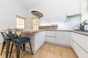 Kuchyň nebo kuchyňský kout v ubytování Rooftop Flower Power Apartmant