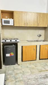 una cucina con fornelli e microonde di WID appartement a Abidjan