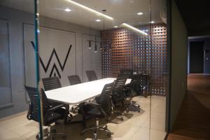 a conference room with a long table and chairs at Wai Hotel Picos in Picos