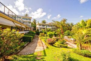 Κήπος έξω από το Brandnew 68m2 apartment, seaview, pool access, 500m to beach