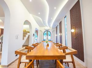 a dining room with a wooden table and chairs at So beach villa pattaya in Jomtien Beach +14 photos