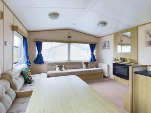 Kuchyň nebo kuchyňský kout v ubytování TEIGNBRIDGE - Delightful caravan on a peaceful caravan park in Dawlish Warren + 13 fotografií