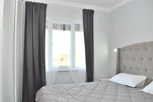 a bedroom with a large bed and a window at Wide Beach Apartments 236 in Mullini i Danit