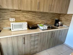 a kitchen with a microwave and a sink at Stone House Retreat in Kalavárda