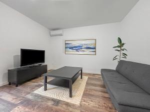 Televisyen dan/atau pusat hiburan di Maisonnette lumineuse avec Jardin Bordeaux Aréna