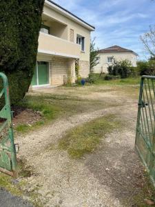 an open gate in front of a house at Bergerac- Grande maison familiale, terrasse, jardin in Bergerac
