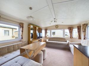 Posezení v ubytování NESS RETREAT- Caravan at Dawlish Warren on a quiet park with outside space