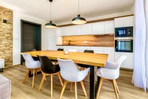 Apartmány Na výsluní Šumava - U lípy的厨房或小厨房