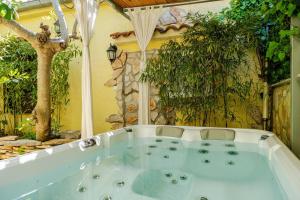 Vườn quanh Green house Peroj, WI-FI, FREE PARKING, GARDEN, HOT TUBE, PET FRIENDLY