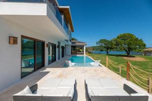 The swimming pool at or close to Paradise Reef Villas