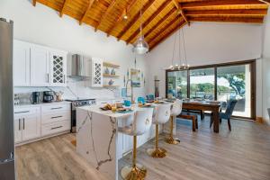 A kitchen or kitchenette at Paradise Reef Villas