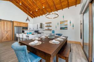 A kitchen or kitchenette at Paradise Reef Villas