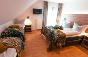 a hotel room with two beds and a window at Vakantiehotel Der Brabander Apartments in Winterberg