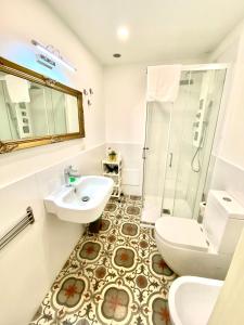 Un baño con inodoro, lavabo y ducha. en Casa do Re, en Catania 48 fotos más
