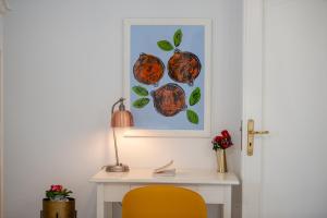 un bureau avec une chaise jaune et une photo sur le mur dans l'établissement Villa Il Lupo Felice, à Ravello 46 autres photos