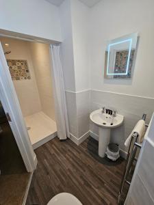 Un baño con lavabo, ducha e inodoro. en Rivelyn Hotel Bar & Restaurant, en Scarborough 59 fotos más