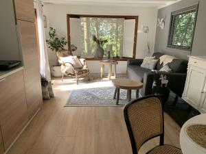 a living room with a couch and a table at Chalet Het Gewei in Rotsterhaule