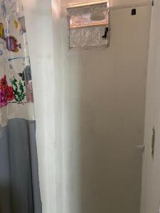 bagno con finestra e tenda doccia di Casa período carnaval a Salvador