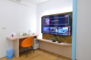 Una televisión o centro de entretenimiento en Passion Fruit B&B