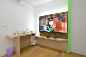Una televisión o centro de entretenimiento en Passion Fruit B&B