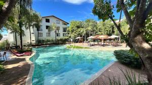 ein großes Schwimmbad vor einem Gebäude in der Unterkunft Luupi - TURISMO in Rio Quente