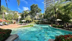 eine Person in einem Pool mit einer Person im Wasser in der Unterkunft Luupi - TURISMO in Rio Quente + 24 Fotos
